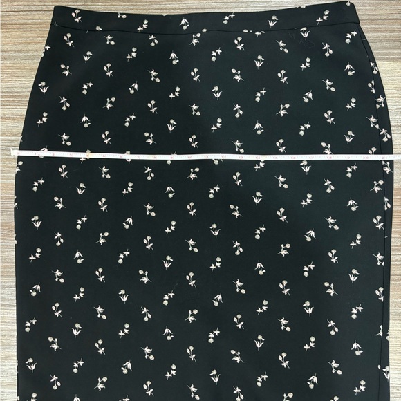 Ann Taylor fully line pencil skirt with back slit size 14. - Picture 3 of 11
